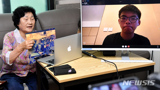 [광주=뉴시스] 신대희 기자 = 5·18민주열사 문재학 군(1980년 당시 17살)의 어머니 김길자(81)씨가 22일 광주 북구 자택에서 홍콩 민주화 운동을 이끌고 있는 조슈아 웡(24)과 영상 통화를 하고 있다. 2020.07.22. sdhdream@newsis.com