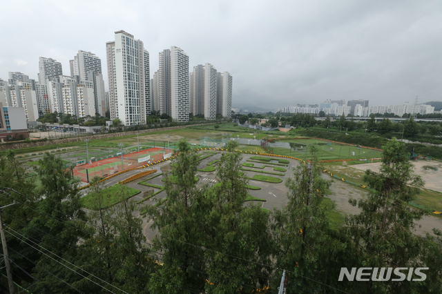 [서울=뉴시스]이윤청 기자 = 서울 강남권 개발제한구역(그린벨트) 해제 방안이 이달 말 발표될 부동산 공급대책에서 제외되면서 태릉골프장과 구로차량기지, 잠실 및 탄천 유수지 등 공공 유휴부지 등을 택지로 개발하는 방안이 거론되고 있다. 사진은 22일 서울 송파구 탄천유수지 전경. 2020.07.22. radiohead@newsis.com