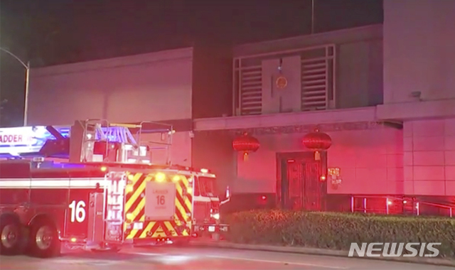 [휴스턴=AP/뉴시스]미국 정부가 텍사스주 휴스턴 주재 중국 총영사관에 오는 72시간내 폐쇄하라고 요구해 파문이 일고 있다. 사진은 21일(현지시간)총영사관 앞에 소방차가 서있는 모습. 총영사관이 이날 미 정부로부터 폐쇄 요구를 받은 후 서류 소각 작업을 하던 중 화재가 발생해 소방대원과 소방차가 충돌한 것으로 알려졌다. 2020.07.22