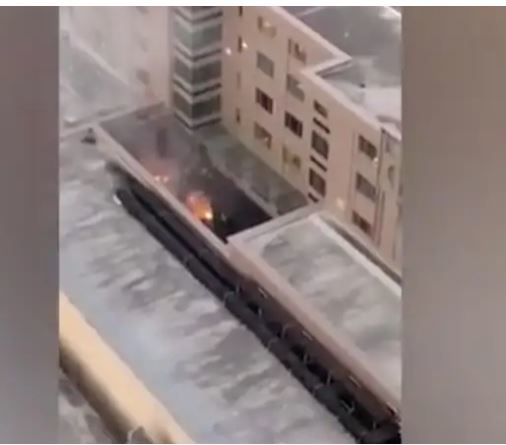 [서울=뉴시스] 미국 텍사스주 휴스턴 주재 중국총영사관 내에서 21일 저녁(현지시간) 문서를 태우고 있는 듯 불길이 보이고 있다. 미국 정부는 이날 총영사관에 '72시간내 폐쇄'를 명령했다. 동영상은 인근 건물 주민이 촬영한 것이다. <사진출처:트위터> 2020.07.23