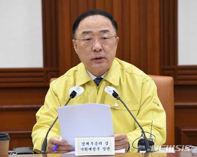 [세종=뉴시스] 홍남기 부총리 겸 기획재정부 장관이 7월 23일 서울 광화문 정부서울청사에서 열린 '제11차 비상경제 중앙대책본부 회의'를 주재, 모두발언을 하고 있다.(사진=기획재정부)