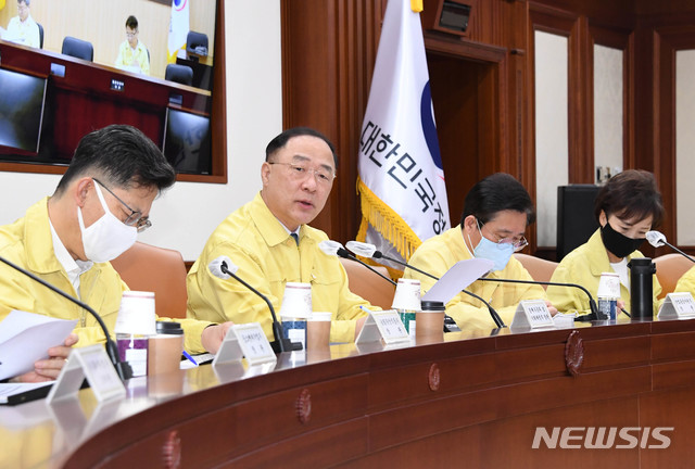 [세종=뉴시스] 홍남기 부총리 겸 기획재정부 장관이 7월 23일 서울 광화문 정부서울청사에서 열린 '제11차 비상경제 중앙대책본부 회의'를 주재, 모두발언을 하고 있다.(사진=기획재정부)