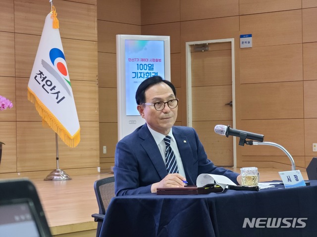 [천안=뉴시스]이종익 기자 = 박상돈 충남 천안시장이 23일 오전 시청사에서 열린 취임 100일 기자회견에서 취재진의 질문을 듣고 있다. 2020.07.23. 007news@newsis.com