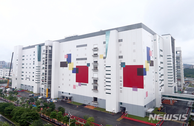 [서울=뉴시스]LG디스플레이 중국 광저우 8.5세대 OLED 공장 전경 (제공=LG디스플레이) 