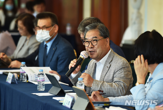 [수원=뉴시스]지난달 23일 이재정 경기도교육감이 경기 양평 힐하우스에서 열린 교육장 교육정책 협의회에 참석해 발언하고 있다.(경기도교육청 제공)