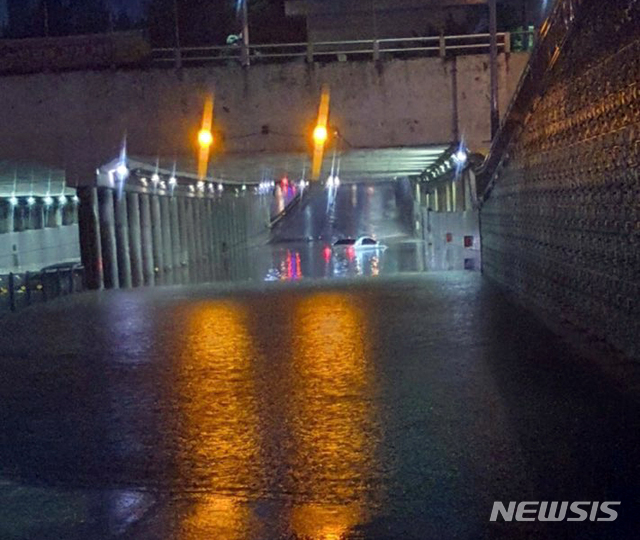 [부산=뉴시스] 부산지역에 호우경보가 발효된 23일 오후 해운대구 중동 지하차도가 침수돼 있다. (사진=부산경찰청 제공). 2020.07.23.&nbsp;&nbsp; photo@newsis.com 