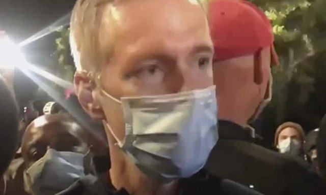 연방경찰의 최루탄 발사 현장에 있는 포틀랜드 시장 <가디언 캡쳐> 