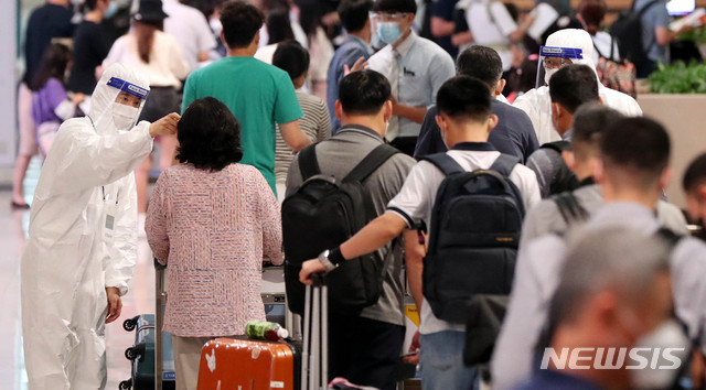 [인천공항=뉴시스]추상철 기자 = 기업인에 대한 중국 특별입국이 시행된 23일 오전 인천국제공항 제2여객터미널 전세기 전용 카운터 앞에서 방역요원이 발열체크를 하고 있다. 2020.07.23. scchoo@newsis.com