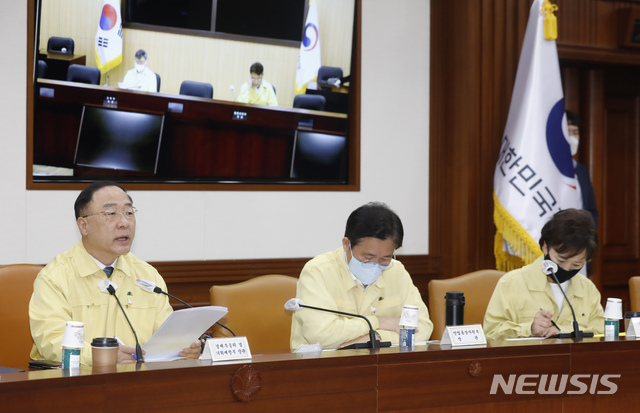 [서울=뉴시스] 고승민 기자 = 홍남기 경제부총리 겸 기획재정부 장관이 23일 정부서울청사에서 열린 제11차 비상경제대책회의 겸 제1차 한국판 뉴딜 관계장관회의를 주재하고 있다. 2020.07.23.kkssmm99@newsis.com