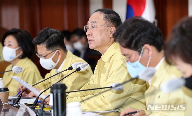 [서울=뉴시스] 고승민 기자 = 홍남기 경제부총리 겸 기획재정부 장관이 23일 서울 종로구 정부서울청사에서 열린 '제11차 비상경제 중앙대책본부 회의 겸 제1차 한국판 뉴딜 관계장관회의'에 참석해 발언하고 있다. 2020.07.23. photo@newsis.com