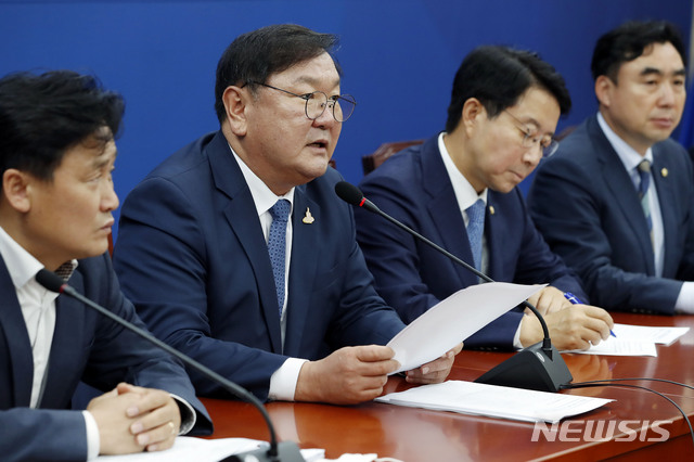 [서울=뉴시스] 최동준 기자 = 김태년 더불어민주당 원내대표가 23일 서울 여의도 국회에서 열린 정책조정회의에서 발언하고 있다. 2020.07.23.&nbsp; photocdj@newsis.com