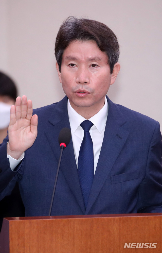 [서울=뉴시스]김선웅 기자 = 이인영 통일부장관 후보자가 23일 서울 여의도 국회에서 열린 인사청문회에서 선서를 하고 있다. 2020.07.23.&nbsp; mangusta@newsis.com 