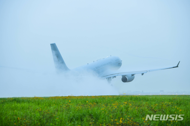 [서울=뉴시스] 박민석 기자 = 공군 KC-330 공중급유기가 23일 오전 8시 이라크 파견 근로자 등 우리 교민을 안전하게 귀국시키기 위해 김해 공군기지에서 이륙하고 있다. (사진=공군본부 제공) 2020.07.23. photo@newsis.com