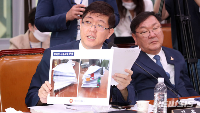 [서울=뉴시스]김선웅 기자 = 김홍걸 더불어민주당 의원이 23일 서울 여의도 국회에서 열린 이인영 통일부장관 후보자 인사청문회에서 질의하고 있다. 2020.07.23.&nbsp; mangusta@newsis.com