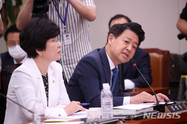 [서울=뉴시스]김선웅 기자 = 김영호 더불어민주당 의원이 23일 서울 여의도 국회에서 열린 이인영 통일부장관 후보자 인사청문회에서 질의하고 있다. 2020.07.23.&nbsp; mangusta@newsis.com