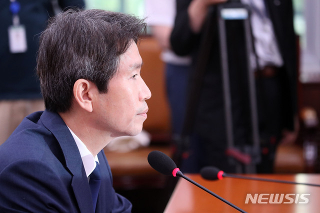 [서울=뉴시스]김선웅 기자 = 이인영 통일부장관 후보자가 23일 서울 여의도 국회에서 열린 인사청문회에서 의원 질의를 듣고 있다. 2020.07.23.&nbsp; mangusta@newsis.com