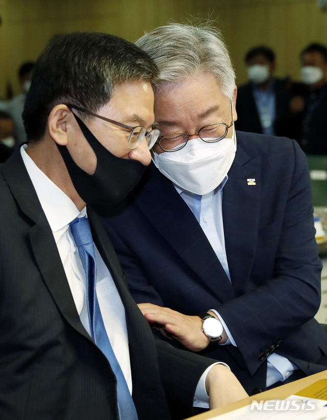 [서울=뉴시스] 최동준 기자 = 이재명 경기지사가 23일 서울 여의도 국회의원회관에서 열린 '경기도 소부장산업 육성방안 국회토론회'에 참석해 정성호 국회 예결위원장과 대화하고 있다. 2020.07.23.&nbsp; photocdj@newsis.com