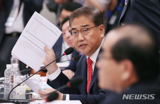 [서울=뉴시스] 김진아 기자 = 박진 미래통합당 의원이 23일 서울 여의도 국회에서 열린 외교통일위원회의 국무위원후보자 인사청문회에서 이인영 통일부 장관 후보자에게 질의하고 있다. 2020.07.23.&nbsp; bluesoda@newsis.com