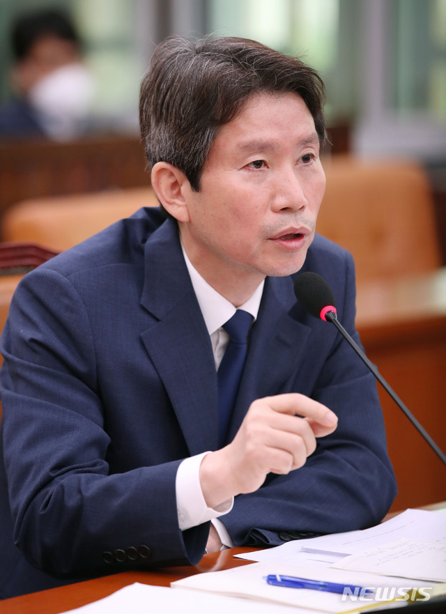 [서울=뉴시스] 김진아 기자 = 이인영 통일부 장관 후보자가 23일 서울 여의도 국회에서 열린 외교통일위원회의 국무위원후보자 인사청문회에서 의원의 질의에 답하고 있다. 2020.07.23.&nbsp; bluesoda@newsis.com