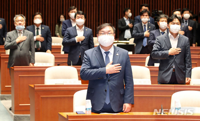 [서울=뉴시스]김선웅 기자 = 김태년 민주당 원내대표를 비롯한 민주당 의원들이 23일 오후 서울 여의도 국회에서 열린 더불어민주당 의원총회에서 국민의례를 하고 있다. 2020.07.23. mangusta@newsis.com