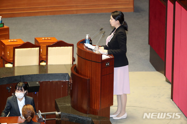 [서울=뉴시스]김선웅 기자 = 배현진 미래통합당 의원이 23일 서울 여의도 국회에서 열린 본회의에서 추미애 법무부장관 탄핵소추안 제안설명을 하고 있다. 2020.07.23. mangusta@newsis.com