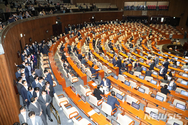 [서울=뉴시스]김선웅 기자 = 국회의원들이 23일 서울 여의도 국회에서 열린 본회의에서 추미애 법무부장관 탄핵소추안 투표를 하기 위해 줄을 서고 있다. 2020.07.23.&nbsp; mangusta@newsis.com