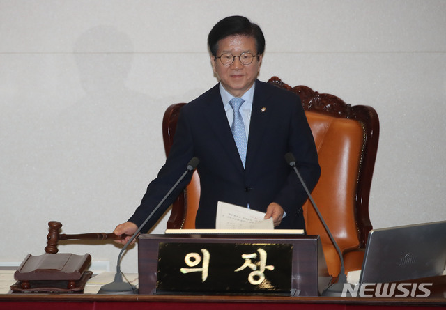 [서울=뉴시스] 김진아 기자 = 박병석 국회의장이 23일 서울 여의도 국회에서 열린 본회의에서 추미애 법무부 장관 탄핵소추안이 부결됐음을 알리고 있다. 2020.07.23.&nbsp; bluesoda@newsis.com