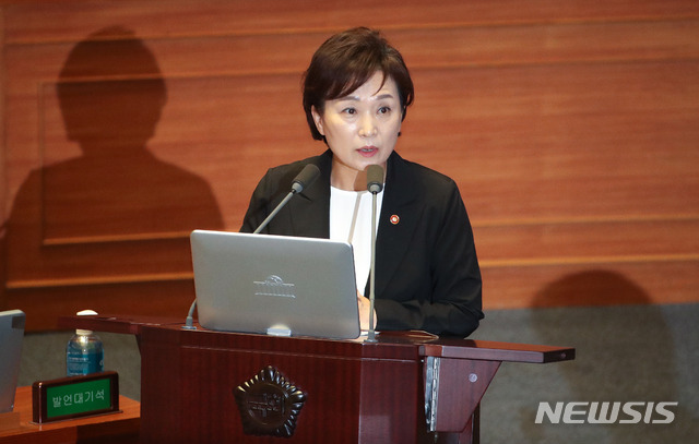 [서울=뉴시스]김선웅 기자 = 김현미 국토교통부 장관이 23일 서울 여의도 국회에서 열린 본회의 경제에 관한 대정부질문에서 의원 질의에 답변하고 있다. 2020.07.23. mangusta@newsis.com