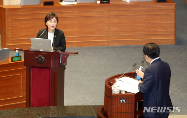 [서울=뉴시스]김선웅 기자 = 김현미 국토교통부 장관이 23일 서울 여의도 국회에서 열린 본회의 경제에 관한 대정부질문에서 의원 질의에 답변하고 있다. 2020.07.23. mangusta@newsis.com