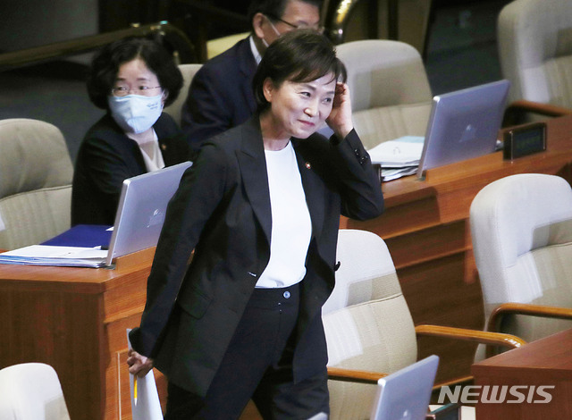 [서울=뉴시스] 김진아 기자 = 김현미 국토교통부 장관이 23일 서울 여의도 국회에서 열린 본회의 경제에 관한 대정부질문에서 의원 질의에 답하기 위해 단상으로 향하고 있다. 2020.07.23. bluesoda@newsis.com