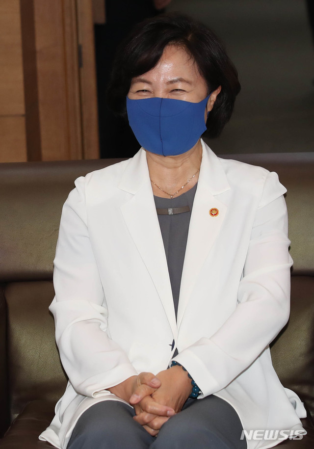 [서울=뉴시스] 사진공동취재단 = 추미애 법무부 장관이 23일 오후 서울 서초구 대법원에서 열린 대법관후보추천위원회에서 탄핵 소추안 부결 소식을 들은 뒤 참석자들과 이야기를 나누며 웃고 있다. 2020.07.23.&nbsp; photo@newsis.com