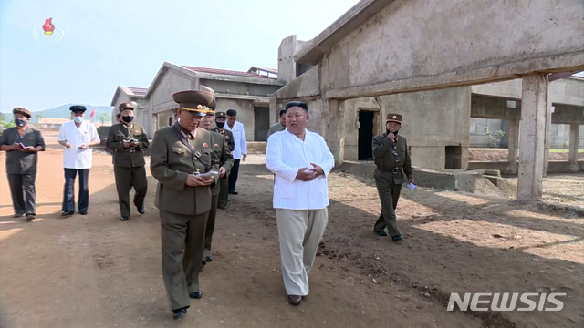 [서울=뉴시스] 조선중앙TV는 23일 김정은 북한 국무위원장이 황해북도 황주군 광천닭공장 건설 현장을 찾아 현지 지도했다고 보도했다. (사진=조선중앙TV 캡쳐) 2020.07.23. photo@newsis.com