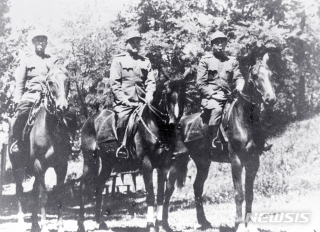 [서울=뉴시스] 항일빨치산세력 출신으로 조선인민군을 지휘했던 최용건 민족보위상(가운데), 강건 총참모장(왼쪽), 김일 문화훈련국장(오른쪽)이 말을 타고 전선을 둘러보고 있다. 이 사진은 1950년 전쟁 시기에 촬영된 것이다. 강건은 1950년 9월 8일 안동에서 전사했다. (사진=미디어한국학 제공) 2020.07.26. photo@newsis.com
