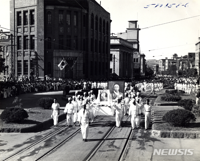 [서울=뉴시스] 1949년 7월 5일 김구 선생의 영정을 앞세운 운구 행렬이 서울 거리를 지나고 있다. 김구의 장례식은 국민장으로 치러졌으며, 묘소는 효창 공원에 마련되었다. 깃발을 든 애도 행렬이 끊임없이 이어져, 민족 지도자를 잃은 국민들의 슬픔을 엿볼 수 있다. 장례 행렬이 약 3.2km에 달했다고 한다. (사진=미국 국립문서기록청) 2020.07.26. photo@newsis.com (* 위 사진은 재배포, 재판매, DB 및 활용을 금지합니다)