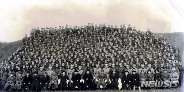 [서울=뉴시스] 1949년 12월 18일 김일성 수상 등 북한의 당·정·군의 주요 인사들이 ‘비행사의 기술근무원’의 졸업식에 참석해 기념사진을 찍고 있다. 앞줄 왼쪽에서 3번째부터 이용 도시경영상, 김원봉 국가검열상, 백남운 교육상, 소련군사고문단 장성, 홍남표 최고인민회의 부위원장, 김책 부수상, 김일성 수상, 최용건 민족보위상, 박헌영 부수상, 홍기주 최고인민회의 부위원장, 허가이 당 부위원장, 000, 무정 민족보위성 부상. (사진=미디어한국학 제공) 2020.07.26. photo@newsis.com