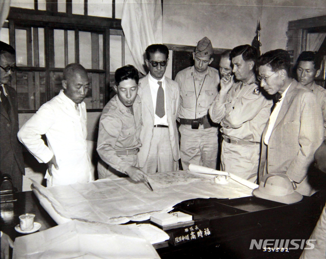 [서울=뉴시스] 1949년 7월 21일 춘천 제6사단을 방문한 한국 각료와 육군 관계자, 미 군사 고문이 북한이 38선을 공격해 올 경우 적을 방어하는 방법에 대해 협의하고 있다. 맨 왼쪽의 신성모 국방 장관을 비롯해 유재현 제6 사단장, 존 무초(John J. Muccio) 주한 미국 대사, 군사 고문 하우스먼(James Hausman), 미 군사 고문단장 로버츠(William L. Roberts) 등이 참석했다. (사진=미국 국립문서기록청) 2020.07.26. photo@newsis.com (* 위 사진은 재배포, 재판매, DB 및 활용을 금지합니다)