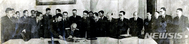 [서울=뉴시스] 1949년 3월 모스크바를 방문한 북한대표단이 지켜보는 가운데 소련 측 인사가 ‘조소경제문화교류협정’에 서명하고 있다. 북한대표단에는 김일성 수상, 박헌영·홍명희 부수상 등 내각의 주요 인사가 대거 망라됐다. (사진=미디어한국학 제공) 2020.07.26. photo@newsis.com