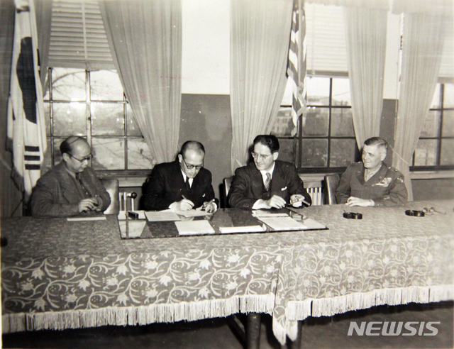 [서울=뉴시스] 1948년 12월 10일 이범석 국무총리와 존 무초(John J. Muccio) 주한 미국대사가 한미원조협정에 서명하고 있다. 양옆에 김도연 재무부 장관과 콜터(John B. Coulter) 주한 미군 사령관이 앉아 있다. 무초 대사는 1948년 8월 13일부터 활동했지만, 당시 직함은 해리 트루먼 대통령의 ‘한국 주재 최고 대표’였다. 1949년 1월 1일 미국이 대한민국 정부를 정식으로 승인한 뒤, 4월 7일 그는 ‘초대 주한 미국 대사’로 공식 임명됐다. (사진=미국 국립문서기록청) 2020.07.26. photo@newsis.com (* 위 사진은 재배포, 재판매, DB 및 활용을 금지합니다)