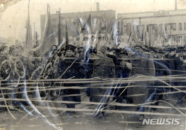 [서울=뉴시스] 1948년 12월 26일 소련군 환송대회를 마치고 소련군이 김일성 수상과 레베데프 소련군 민정사령관을 선두로 평양역으로 가고 있다. (사진=미디어한국학 제공) 2020.07.26. photo@newsis.com