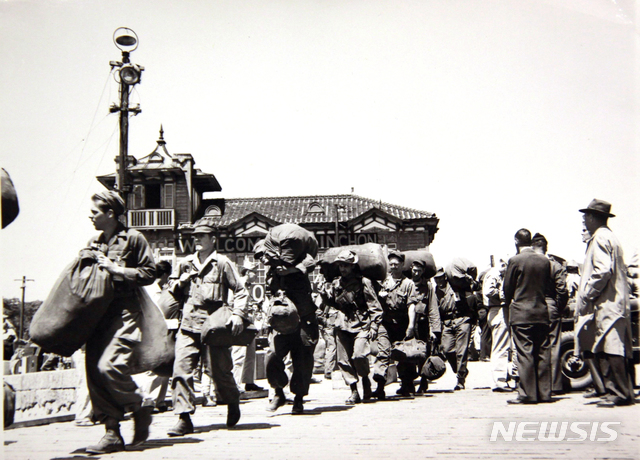 [서울=뉴시스] 1948년 인천항을 통해 한국을 떠나는 미군 제24군 병사들. 미군 철수는 1948년 8월 중순부터 준비가 시작됐고, 1949년 1월 15일 미 제24군단 본부가 남한에서 철수됐다. 이후 남한에서의 미군에 관한 책임은 주한 미군사령부에서 맡았다. (사진=미국 국립문서기록청) 2020.07.26. photo@newsis.com (* 위 사진은 재배포, 재판매, DB 및 활용을 금지합니다)