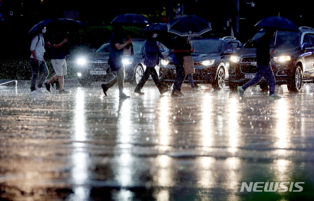 [서울=뉴시스] 박미소 기자 = 서울에 호우주의보가 발효된 23일 오후 서울 종로구 광화문네거리에서 시민들이 우산을 쓰고 걸어가고 있다. 2020.07.23.&nbsp; misocamera@newsis.com