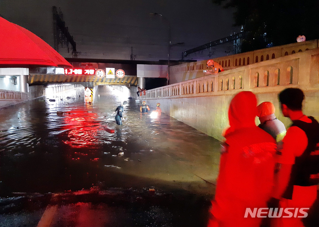 [부산=뉴시스] 부산지역에 호우경보가 발효된 23일 밤 부산 동구 초량동 부산역 제1지하차도에 물이 차면서 차량 6대가 침수, 시민 3명이 숨진 채 발견됐다. (사진=부산소방재난본부 제공). 2020.07.24. photo@newsis.com