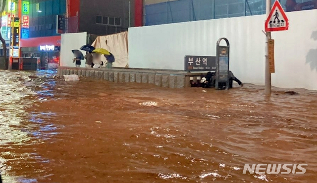 [부산=뉴시스] 부산지역에 호우경보가 발효된 23일 오후 동구 부산역 앞 도로가 물바다로 변했다. (사진=부산소방재난본부 제공). 2020.07.24.     photo@newsis.com