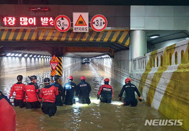 [부산=뉴시스] 부산지역에 호우경보가 발효된 23일 밤 부산 동구 초량동 부산역 제1지하차도에 물이 차면서 차량 6대가 침수, 시민 3명이 숨진 채 발견됐다. 사진은 해당 지하차도에서 소방대원들이 인명수색작업을 하고 있는 모습. (사진=부산경찰청 제공). 2020.07.24.  photo@newsis.com