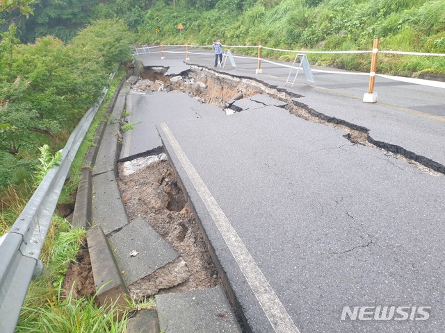 [순천=뉴시스]김석훈 기자 = 전남 순천시 별량면 죽산리 도로가 장마철 내린 비로 인해 24일 균열이가고 일부 무너져 차량 운행이 통제되고 있다. 2020.07.24.photo@newsis.com