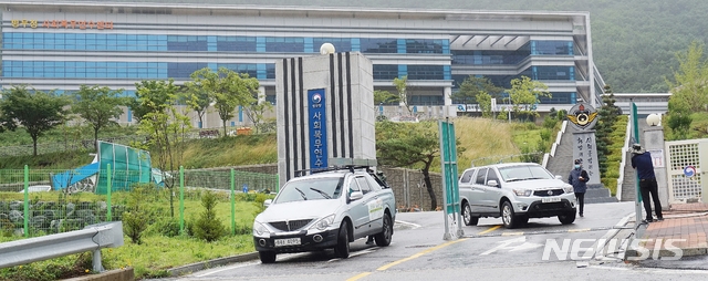 [보은=뉴시스] 김재광 기자 = 이라크 건설현장에 파견됐던 한국인 근로자 290여 명이 24일 인천공항을 통해 귀국했다. 근로자들이 2주간 머물 충북 보은군 장안면 병무청 사회복무연수센터 정문에서 직원이 일반인 출입을 통제하고 있다.2020.07.24kipoi@newsis.com