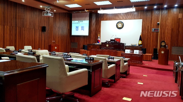 [대구=뉴시스]이지연 기자 = 24일 오전 대구 달서구의회 제272회 임시회 제3차 본회의에서 의장단 선거가 진행되는 가운데 정회를 거듭하고 있다. 2020.07.24. ljy@newsis.com