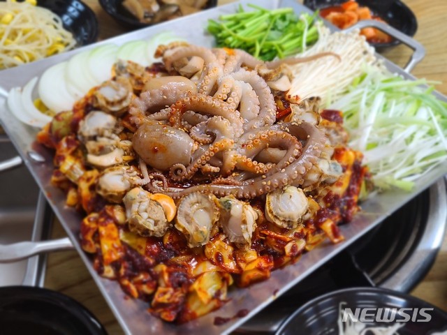 [고성(경남)=뉴시스] 신정철 기자= 경남 고성군(군수 백두현)은 '2020년 특화 먹거리 공동연구개발' 메뉴인 산낙지가리비철판볶음(사진)과 산낙지가리비해물전골이 24일 고성읍에 소재한 불난낙지(대표 김은주)에서 시범 판매중이다.(사진=고성군 제공).2020.07.24. photo@newsis.com 