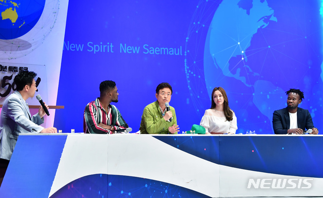 [안동=뉴시스] 24일 도청 동락관에서 새마을운동 50주년을 맞아 진행된 '청년톡톡 토크콘서트'에서 이철우 지사가 새마을운동에 대한 소회를 밝히고 있다. (사진=경북도 제공) 2020.07.24