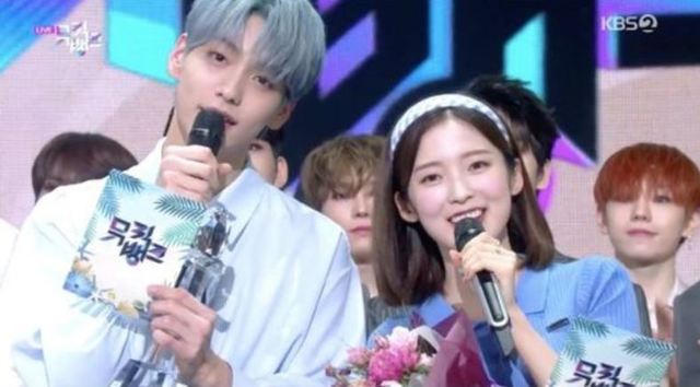 [서울=뉴시스] 그룹 '투모로우바이투게더'(TXT)의 수빈과 그룹 '오마이걸'의 아린이 24일 KBS 2TV '뮤직뱅크' MC로 데뷔했다. (사진 = '뮤직뱅크' 캡처) 2020.07.24. photo@newsis.com